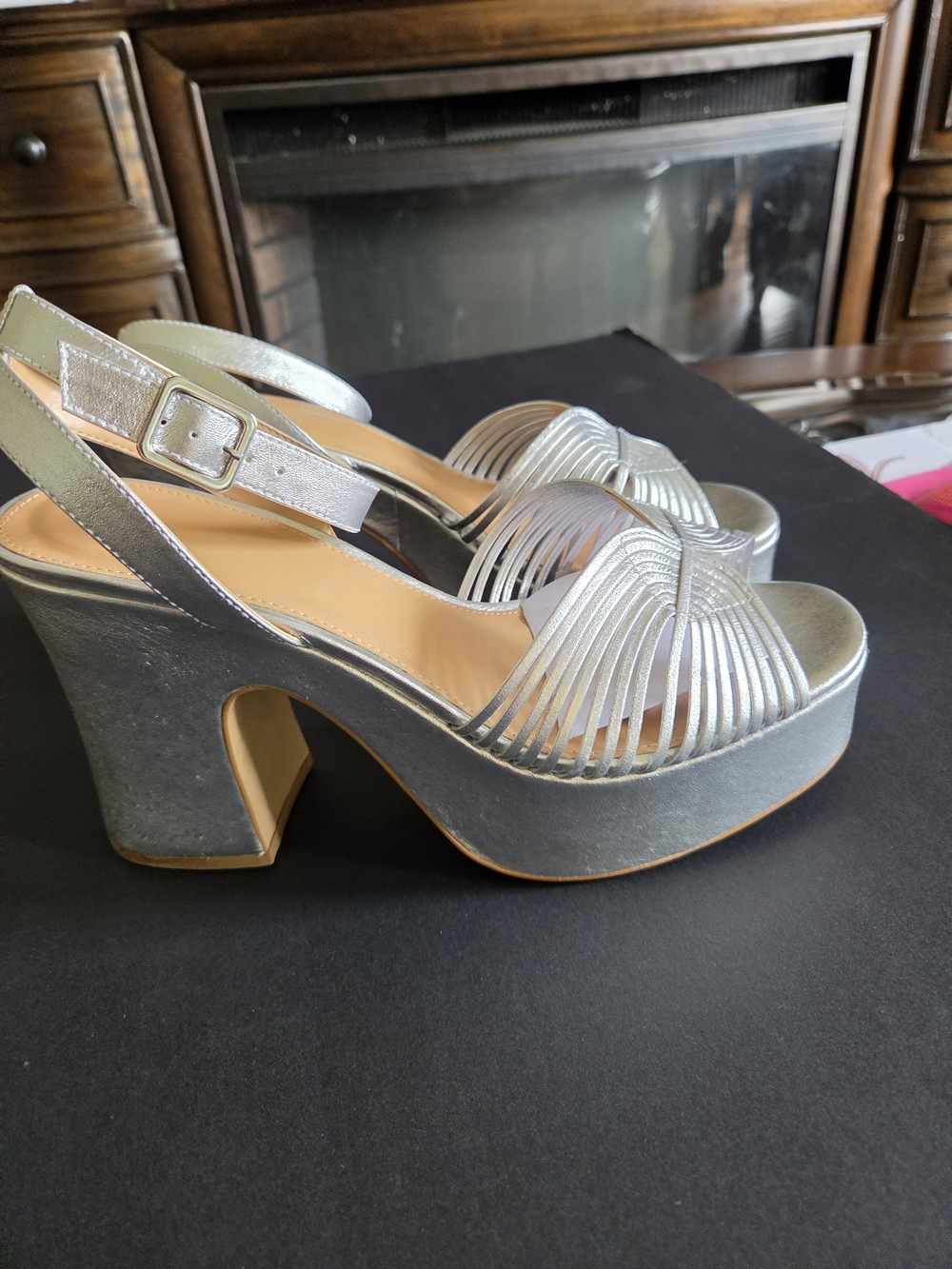 Maeve Platform Heels

Sz. 9 New
